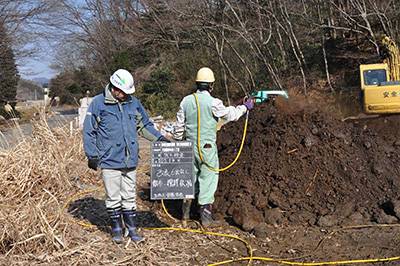 地盤改良工事に使われる六価クロムを浄化する「改良6出なし」を散布する現場