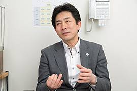 取締役の江守哲也さん。「ホスピタリティのお手本はディズニーランド」と話す。